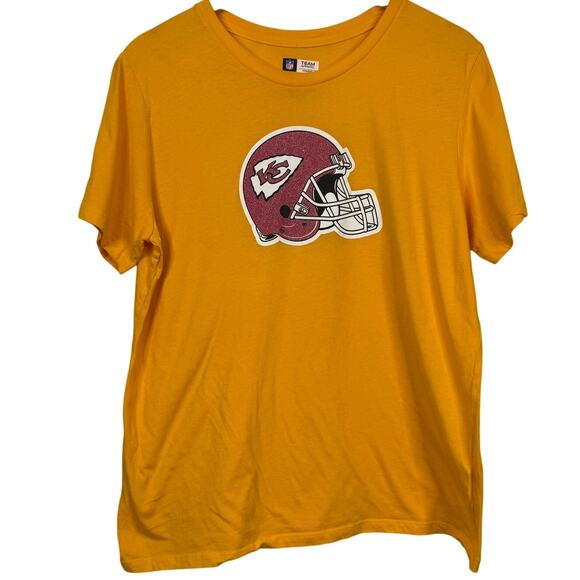 5 for $25| NFL Kansas City Chiefs Big Helmet Womens Short Sleeve Graphic Tee - Picture 1 of 6